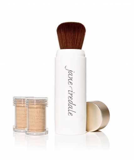 Jane Iredale Pinsel mit zwei Behältern Puder auf weißem Hintergrund.