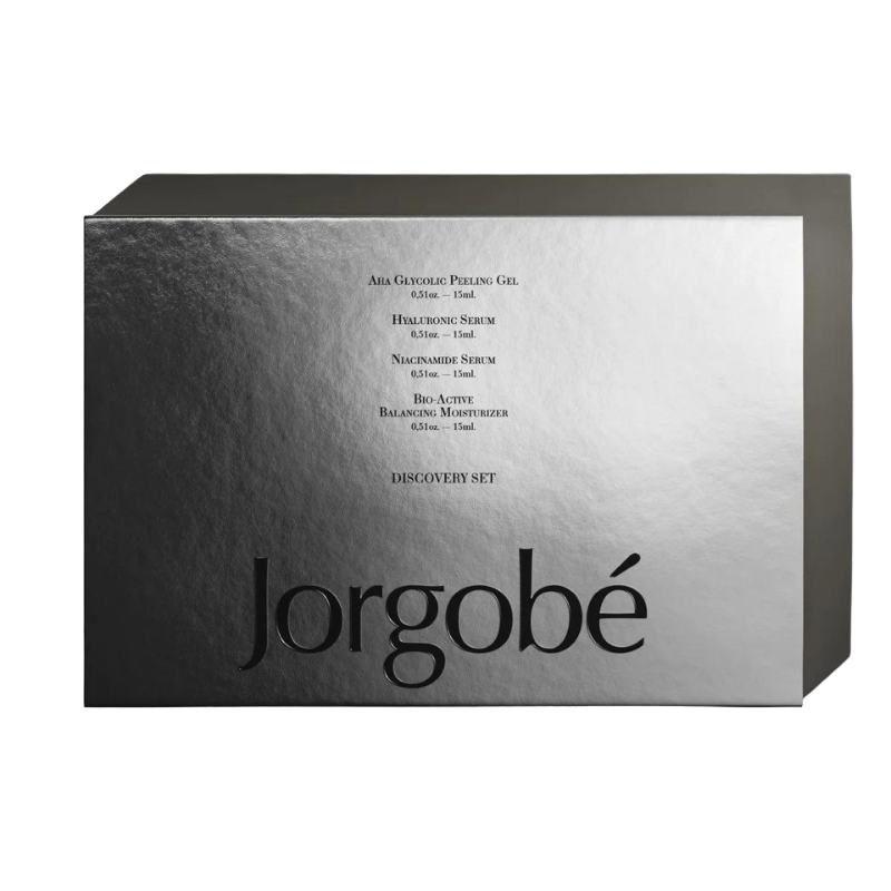 Silberne Jorgobé Discovery Set Box mit Peeling Gel, Hyaluron Serum, Nachtcreme Serum und Balancing Moisturizer.