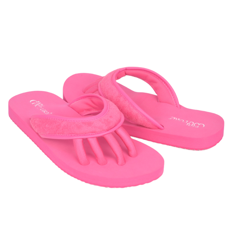 PEDI-COUTURE-PEDICURE-SPA-TERRY-FUCHSIA-1_2 Alt-Text: 'Rosa Pediküre-Sandalen mit Zehentrennern'