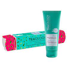 Teal-farbene Tube und Verpackung von Teaology Gesichtscreme mit Teeblatt-Design.
