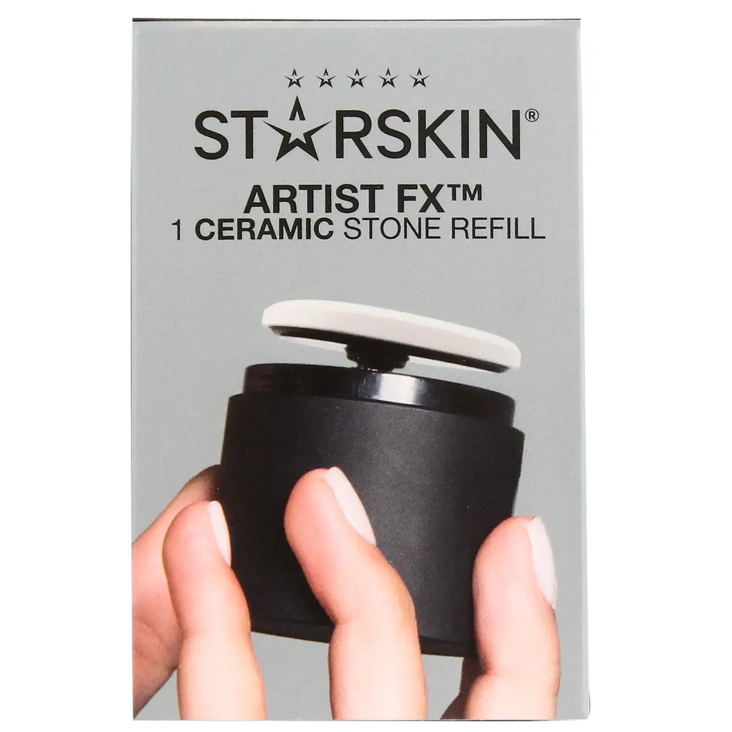 FFA0DFFB-7039-4188-A5C0-430BDD37289B STARSkin Artist FX 1 Keramikstein-Nachfüllung in schwarzer Verpackung, gehalten von einer Hand mit hellrosa lackierten Nägeln.