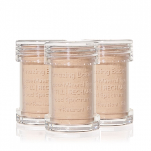 Drei Behälter mit losem Mineralpuder, transparentes Design, Produktname 'Amazing Base' sichtbar.