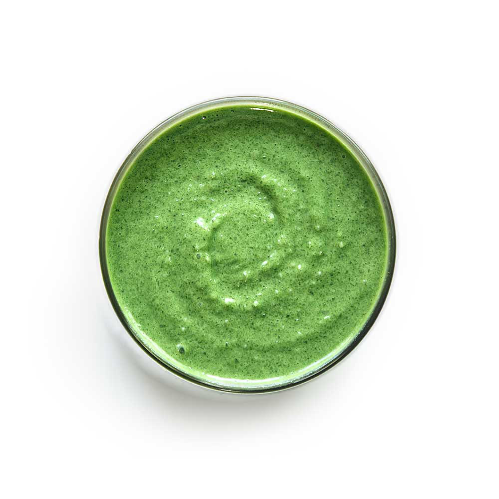 Grünes Körperpeeling mit Zitronengras in einer runden Schale, Draufsicht.