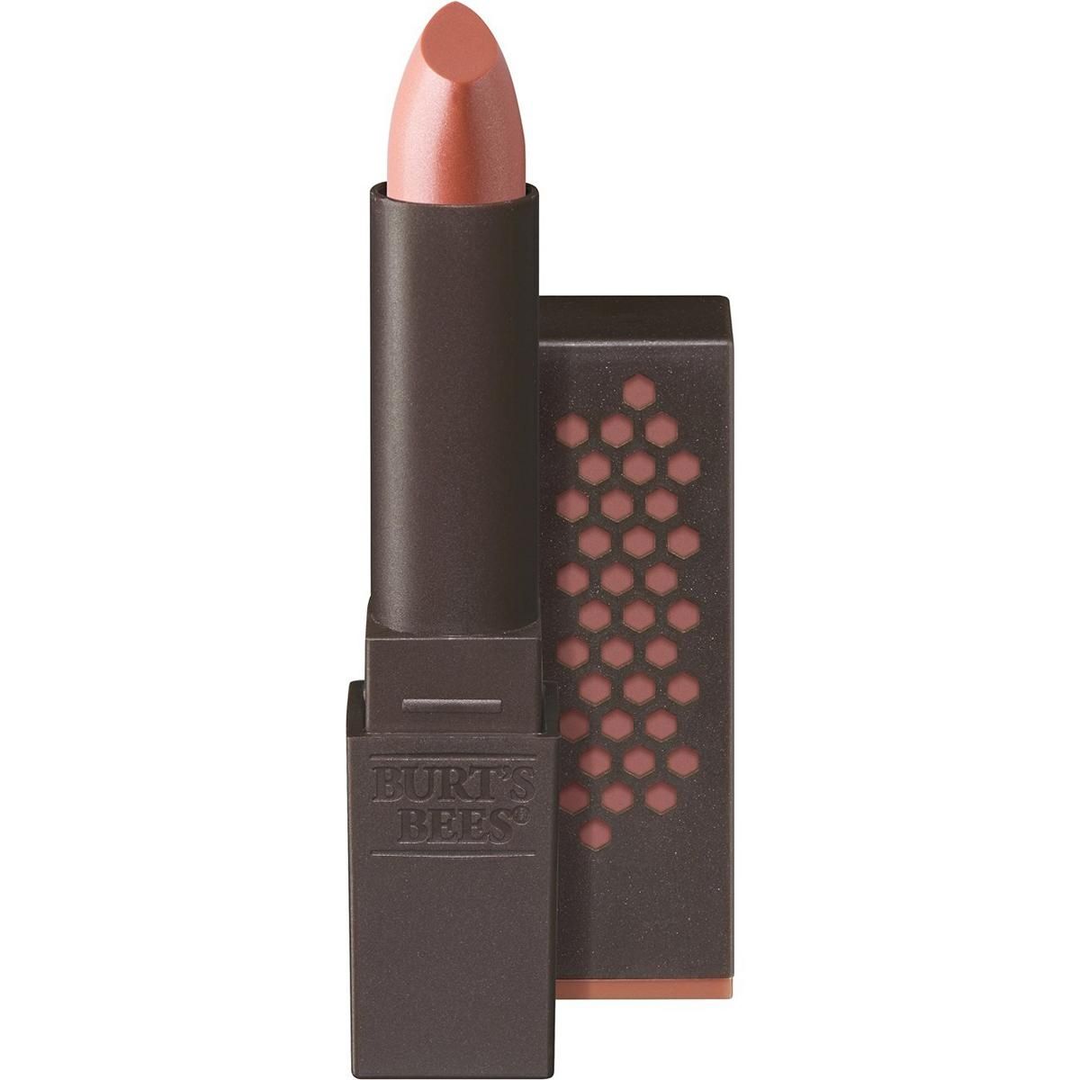 Ein geöffneter Lippenstift von Burt's Bees in einer schwarzen Hülle mit Wabenmuster.