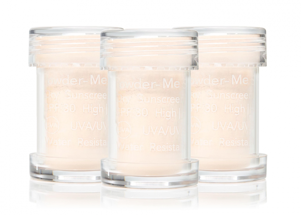 Drei durchsichtige Behälter mit Puder-Sonnenschutz SPF 30, wasserfest, UVA/UVB-Schutz.