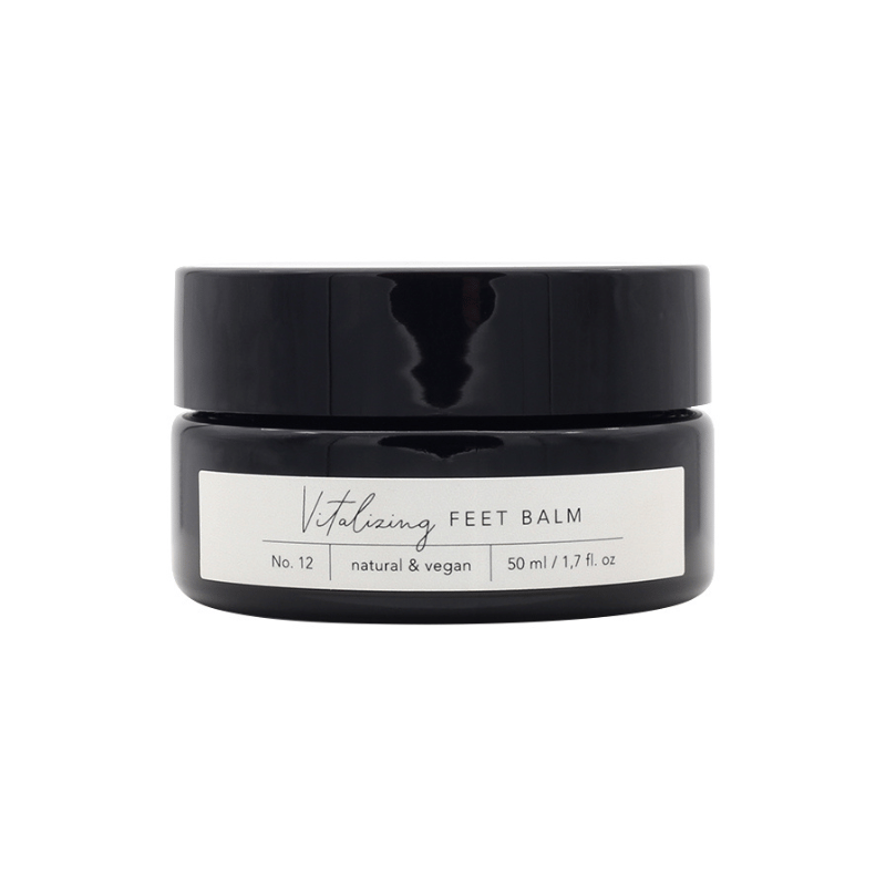 Schwarze Dose mit der Aufschrift 'Vitalizing Feet Balm No. 12, natural & vegan, 50 ml / 1.7 fl. oz'.