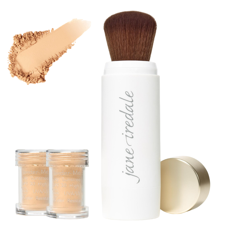 Jane Iredale Powder-Me SPF Brush in Tanned mit zwei Nachfüllbehältern und einer Puderprobe.