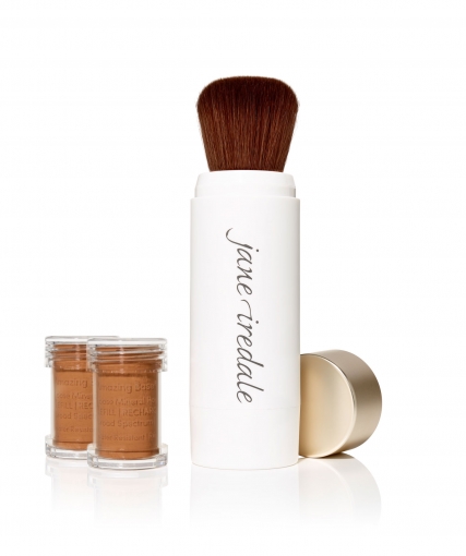 Jane Iredale Puderpinsel mit zwei Nachfüllbehältern auf weißem Hintergrund.