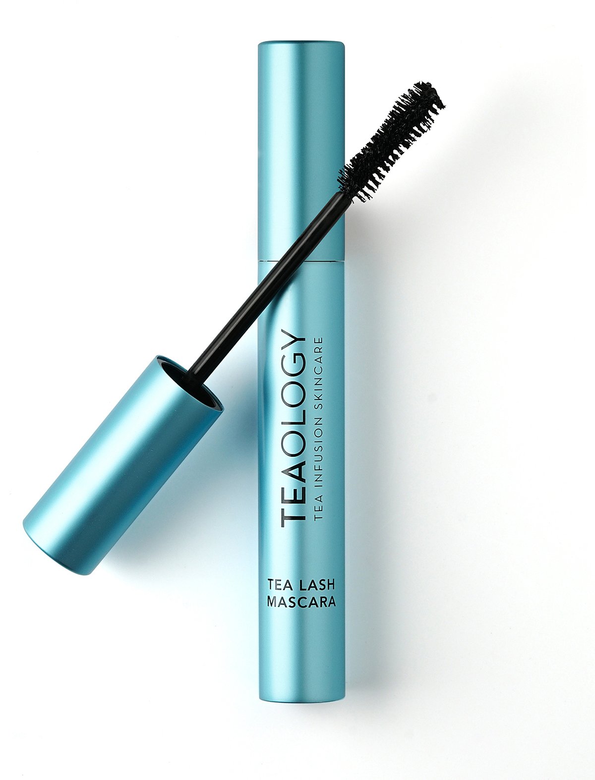 Teal-farbene Teaology Tea Lash Mascara mit geöffneter Bürste auf weißem Hintergrund.