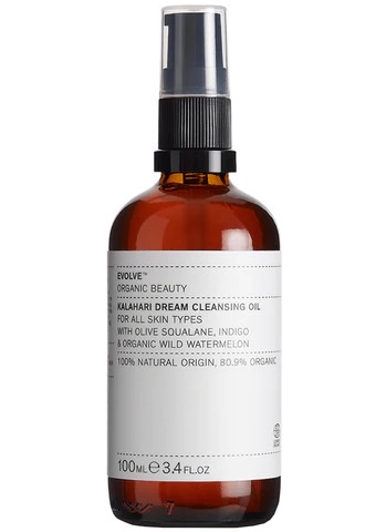 FF422348-C5EC-463D-B313-C5972300D3BF_4_5005_c Braunes Glasfläschchen mit Sprühkopf, beschriftet mit 'Evolve Organic Beauty Kalahari Dream Cleansing Oil'.