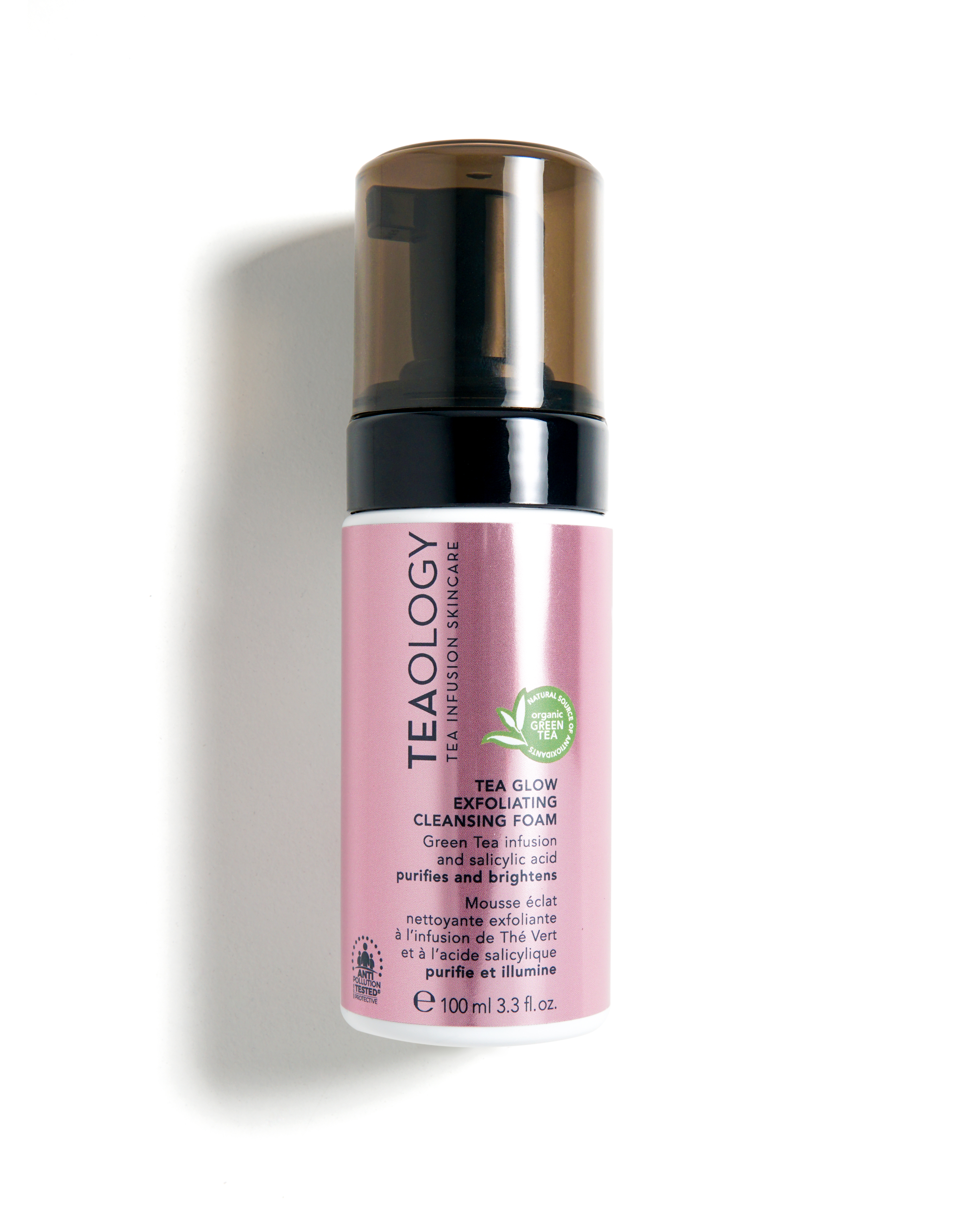 Teaology Tea Glow Exfoliating Cleansing Foam, 100 ml, rosa Flasche mit schwarzem Pumpverschluss.