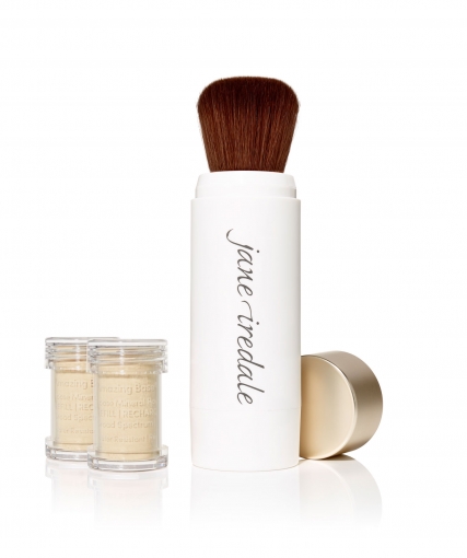 Jane Iredale Puderpinsel mit zwei Ersatzbehältern auf weißem Hintergrund.