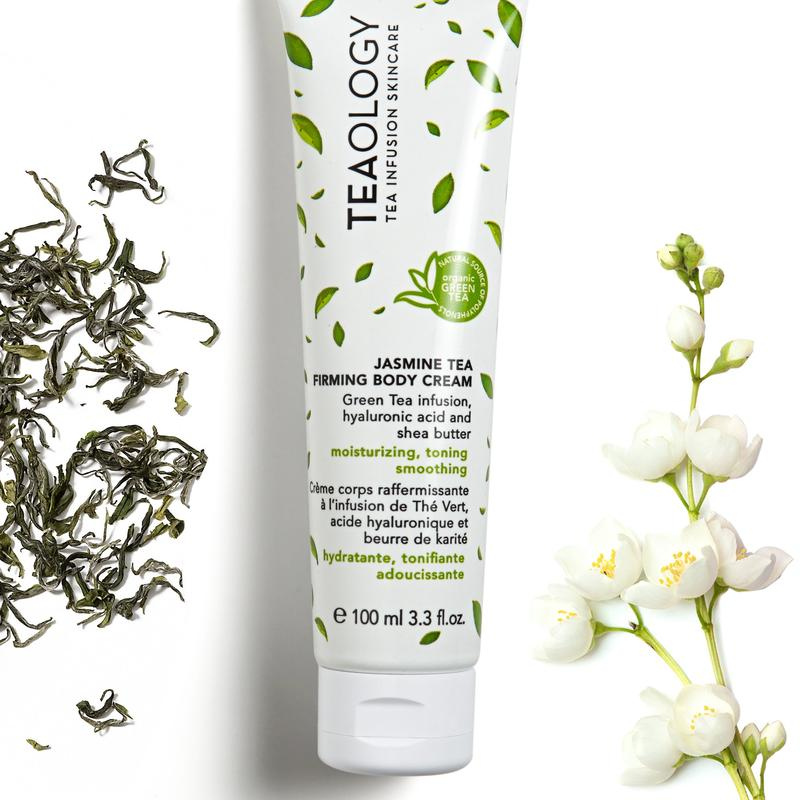 TEAOLOGY Jasmine Tea Firming Body Cream 100ml Tube, umgeben von Jasminblüten und Teeblättern.