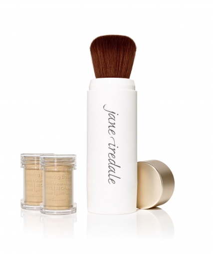 Jane Iredale Puderpinsel und zwei Nachfüllbehälter auf weißem Hintergrund.