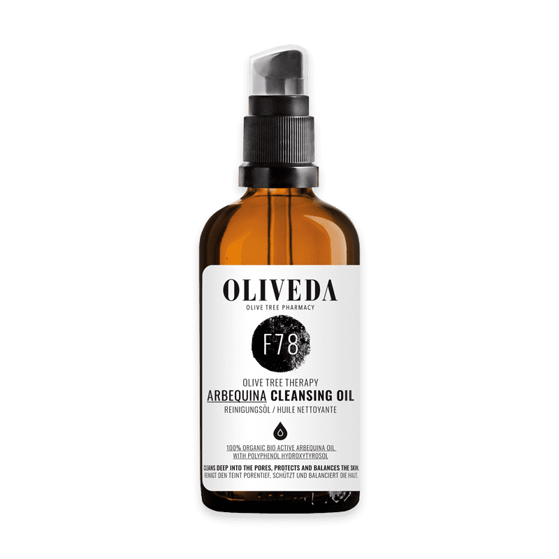 Braune Flasche Oliveda F78 Arbequina Cleansing Oil mit schwarzem Pumpspender und weißem Etikett auf weißem Hintergrund.