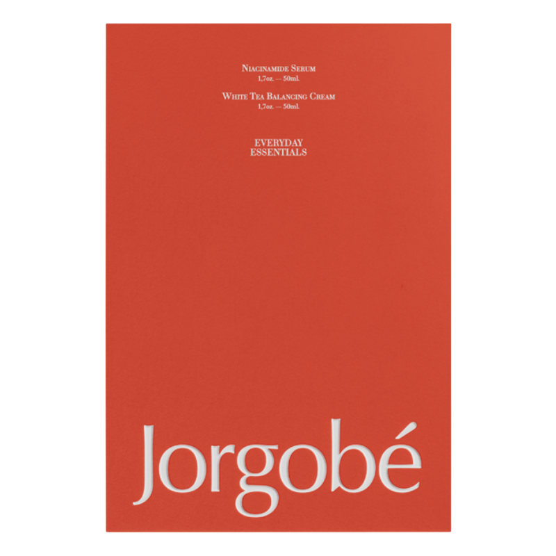 Rotes Produktbild von Jorgobé mit Niacinamid Serum und White Tea Balancing Cream, beschriftet mit 'Everyday Essentials'.