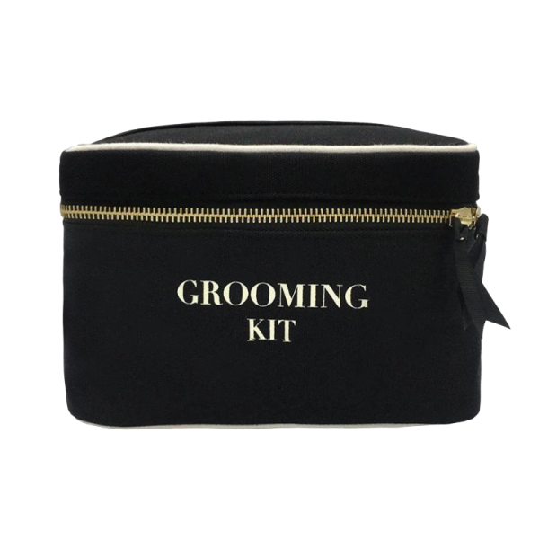 Schwarzes Grooming-Kit mit goldfarbenem Reißverschluss und Aufschrift 'GROOMING KIT' in weißer Schrift.