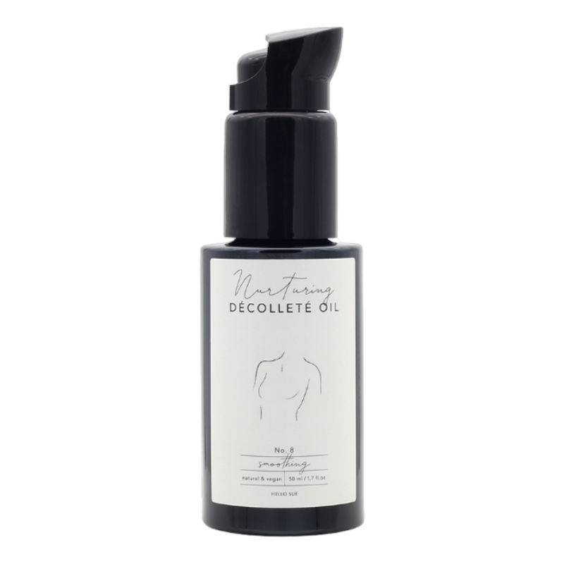Schwarze Flasche mit Nurturing Décolleté Oil Nr. 8 von Hello Sue, 50 ml, auf weißem Hintergrund.