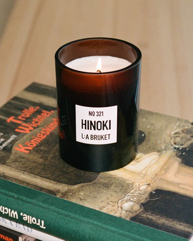 L:A BRUKET No. 321 Scented Candle Hinoki 260g Duftkerze mit Weihnachtshülle - ltd. Editionl